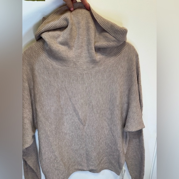 Cyrus Tan Cowl Neck Sweater with Relaxed Fit Women’s Size Small - Picture 8 of 12